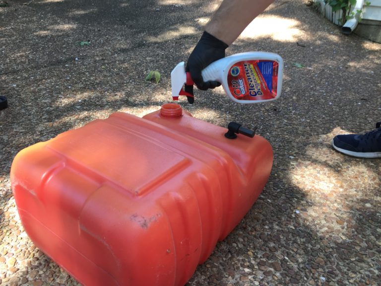 How to clean easily a portable gas tank before winter