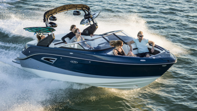 Sea Ray SLX W 230 sky view