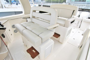 Boston Whaler 350 Realm - cockpit seats