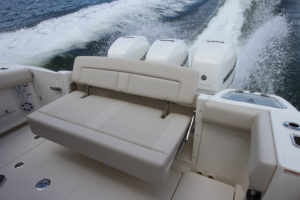 Boston Whaler 350 Realm - rear bench