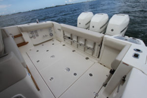 Boston Whaler 350 Realm - cockpit