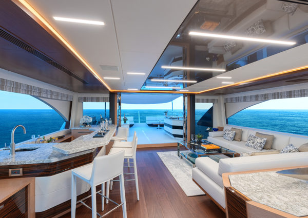 Ocean Alexander 90R skylounge - yacht and sea