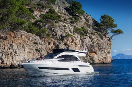 Fairline Squadron 53 - yacht and sea