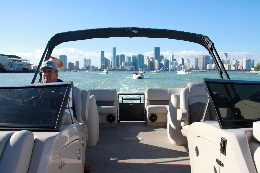 Bennington Q 27-view-yacht-and-sea