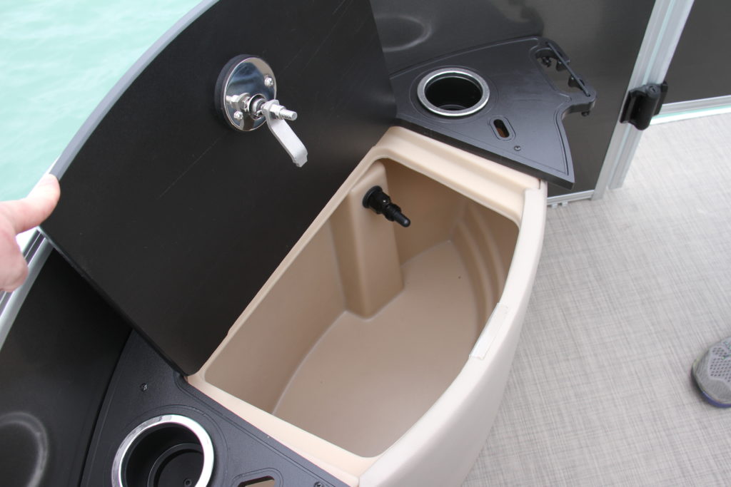 Reata 223 F, A New Fishing Pontoon by Ranger Boat