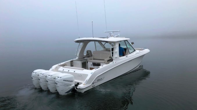 Boston Whaler 380 Realm - yacht and sea