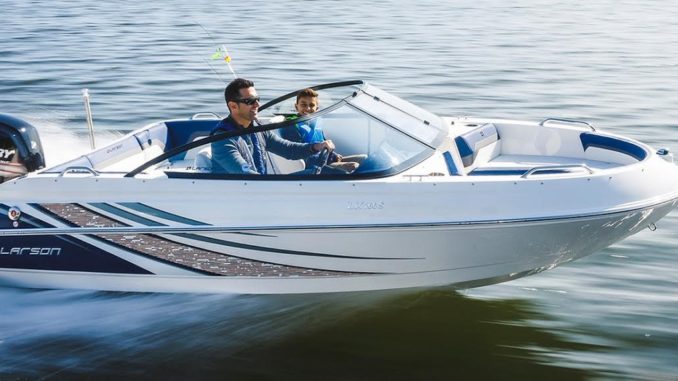 Polaris buys Larson Boats
